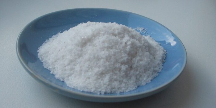 Садівники розповіли, як позбутися бурʼянів на ділянці за допомогою солі Садівники розповіли, як позбутися бурʼянів на ділянці за допомогою солі