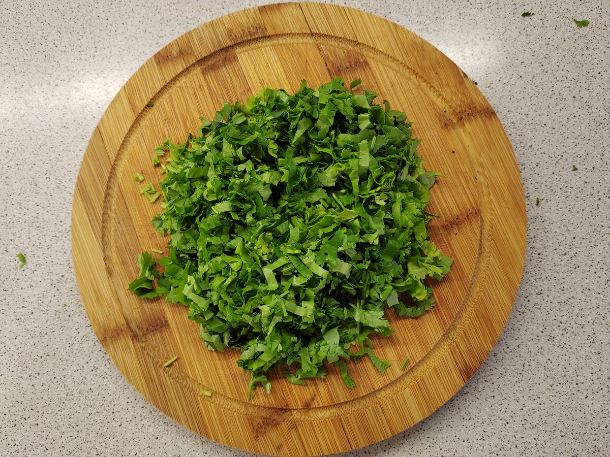 Городники розповіли, як правильно зробити міні-парник із друшляка для пророщення зелені