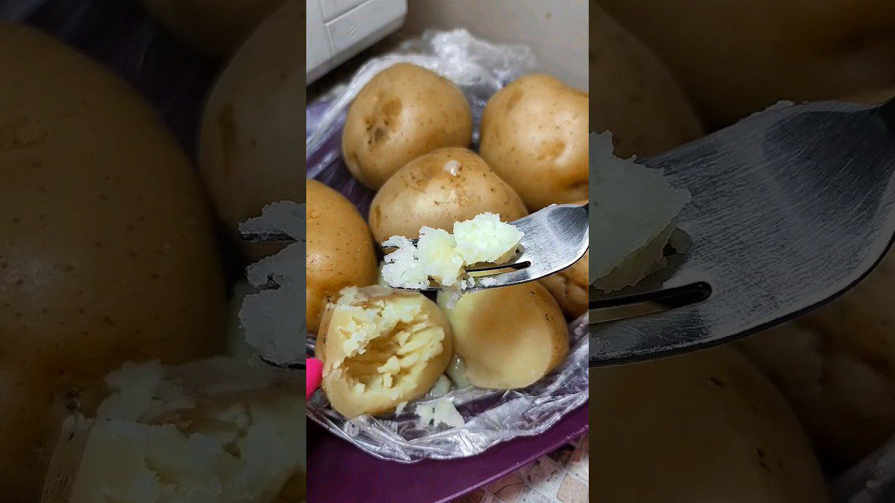 Як швидко почистити від шкірки варену картоплю