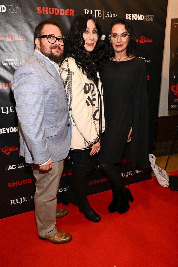 Шер, її трансгендерний син Чез Боно і його дружина Шара Блю Метес / © Associated Press