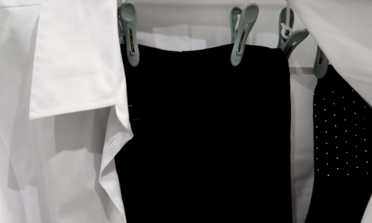 Господині розповіли, як організувати порядок у шафі за допомогою прищіпок