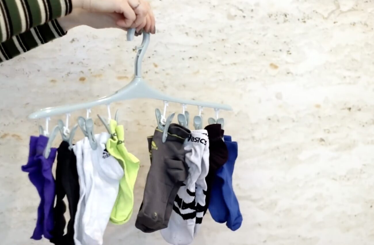 Господині розповіли, як організувати порядок у шафі за допомогою прищіпок