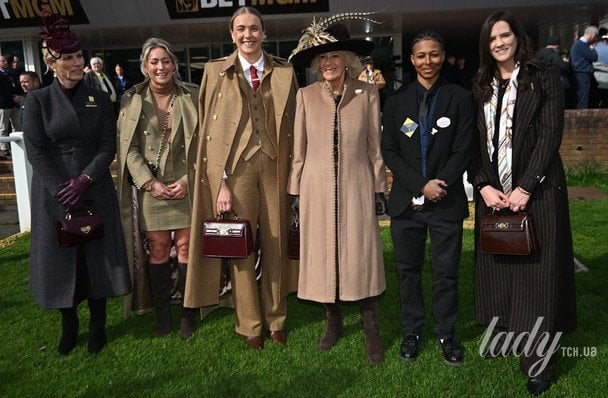 Зара Тіндалл і королева Камілла в Четнемі / © Getty Images