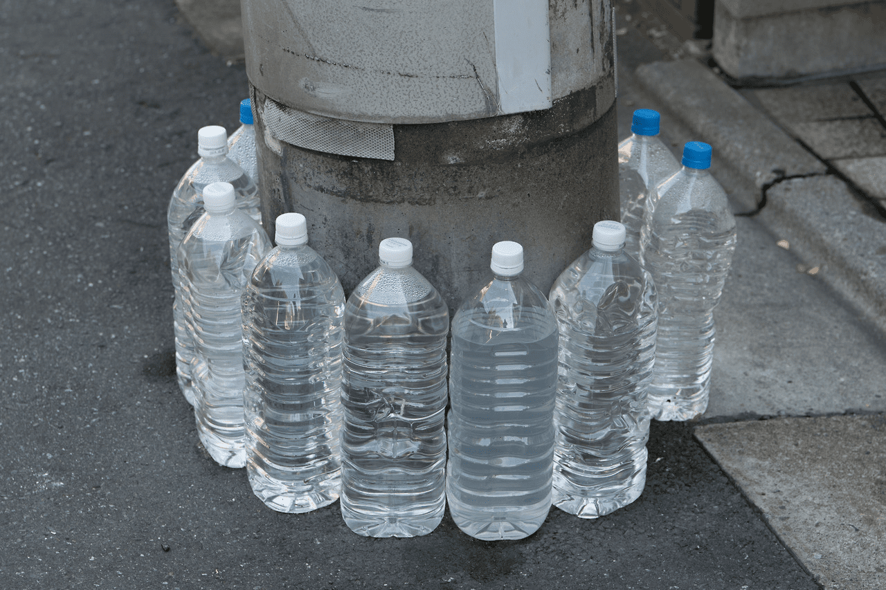 Експерти пояснили, яка користь пустих пляшок на паркані і навіщо садівники їх туди вішають