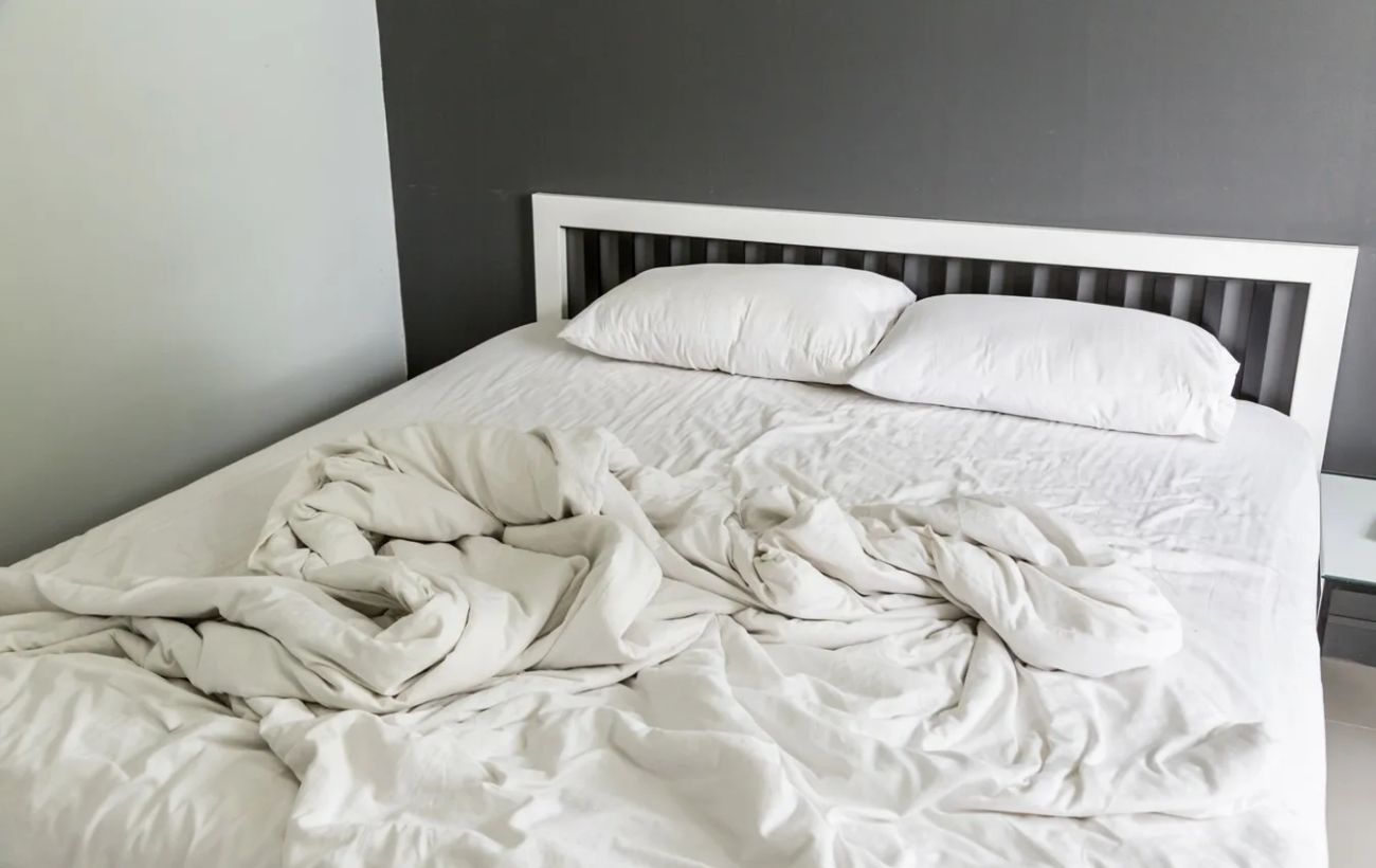 Експерти розповіли, як за декілька рухів скласти простирадло на резинці, аби було красиво