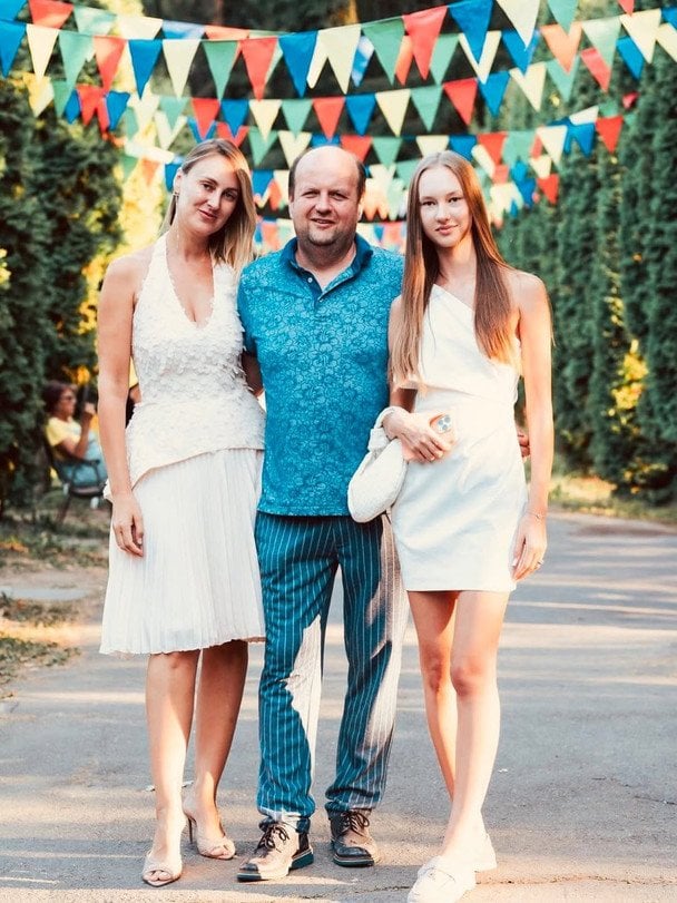 Віктор Бронюк з дружиною та донькою / © instagram.com/viktorbronyuk_official