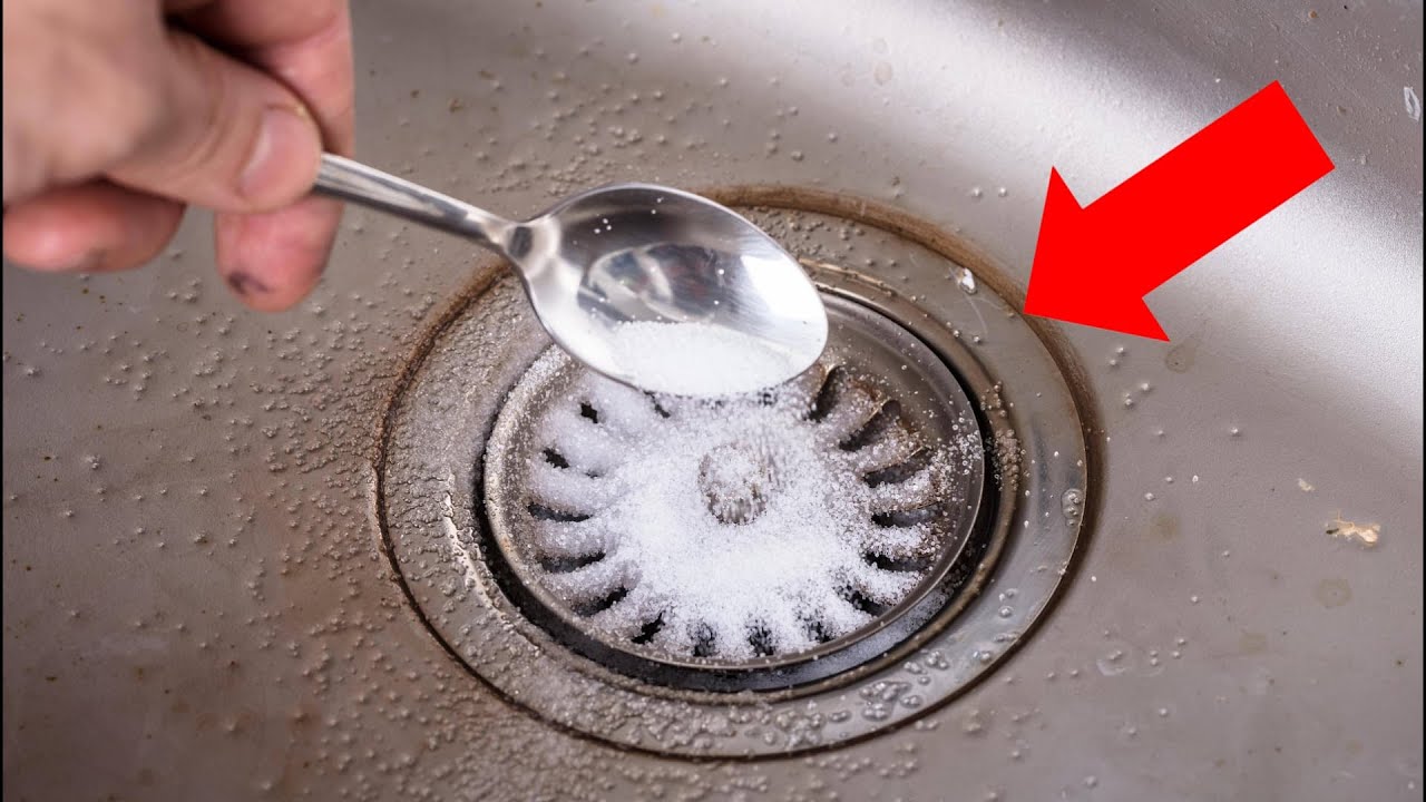 Сантехніки розповіли, як легко прочистити засмічені труби в раковині