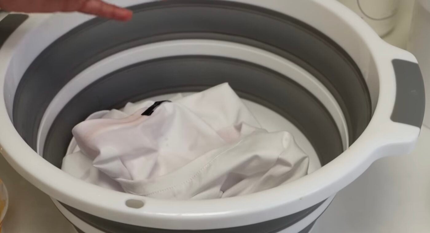 Як просто прибрати плями під пахвами на білих сорочках