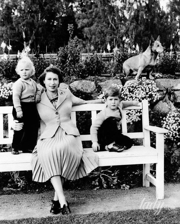 Королева Єлизавета II з маленькими Чарльзом та принцесою Анною / © instagram.com/theroyalfamily