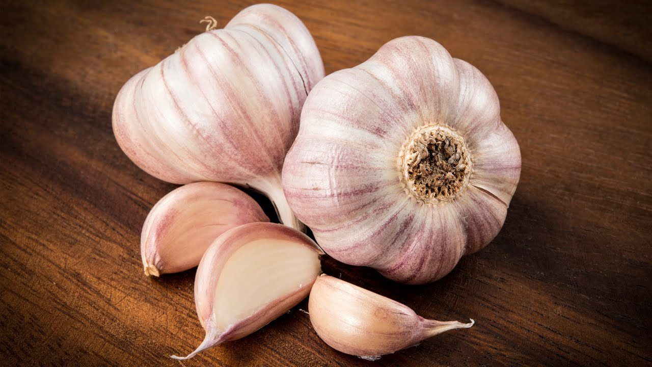 Господині поділилися дієвим способом, який допоможе швидко очистити часник