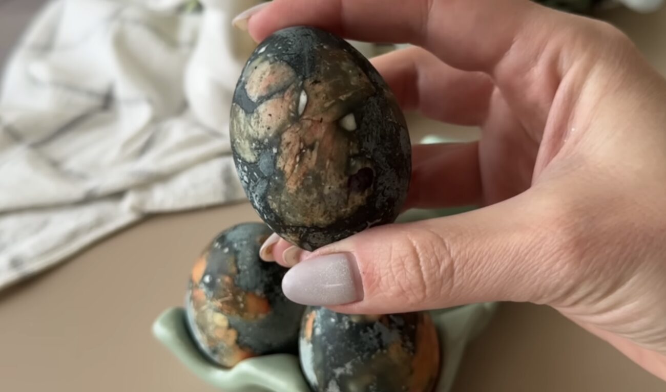 Господині поділилися цікавим способом зробити крашанки на Великдень