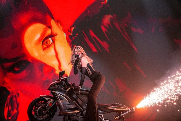 Співачка LADA