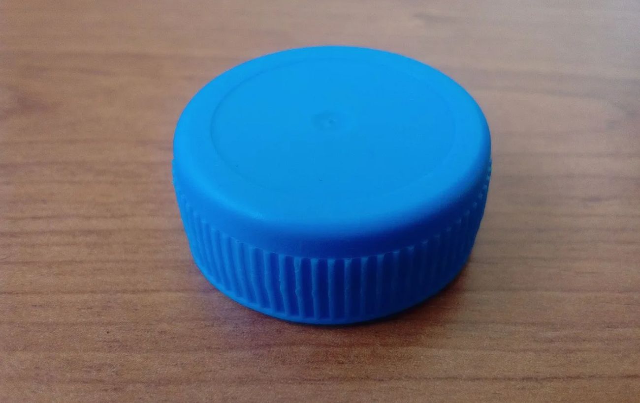 Експерти порадили, який зручний інструмент зробити з пластикових кришок від пляшок на кухні