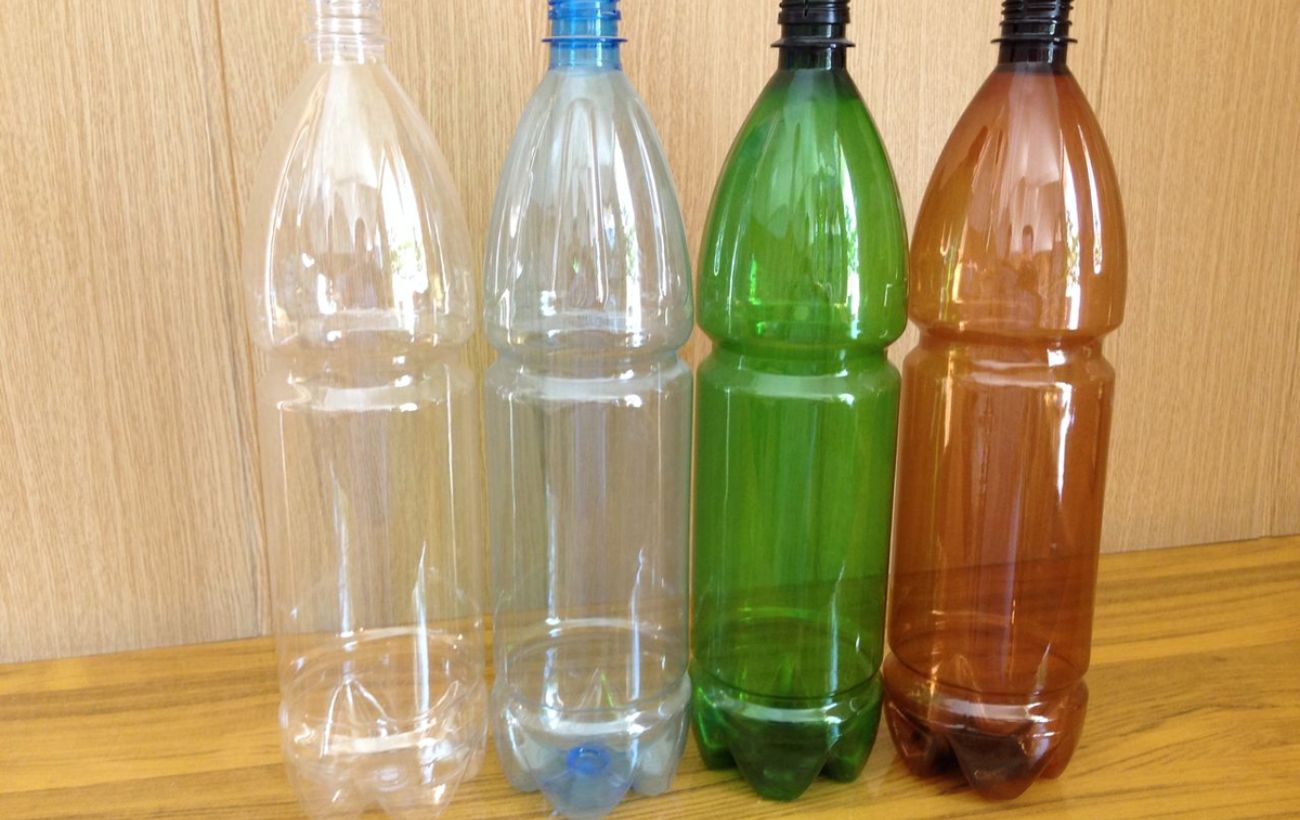 Експерти порадили, який зручний інструмент зробити з пластикових кришок від пляшок на кухні