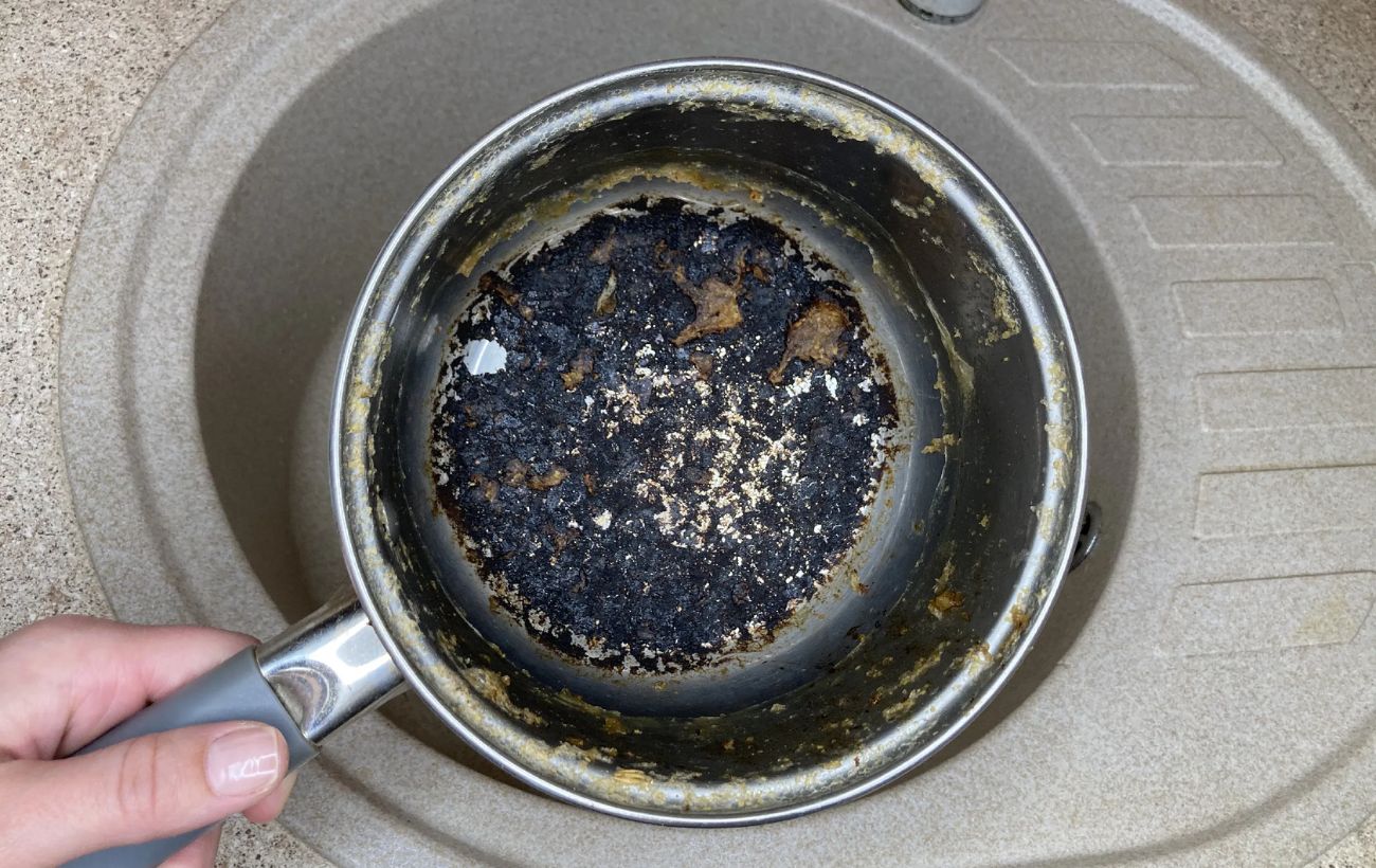 Експерти розповіли, як легко очистити каструлі від нагару