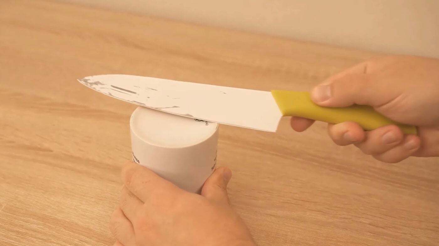 Як за допомогою чашки наточити ножі