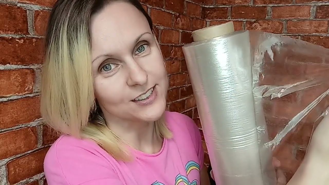 Лайфхак, щоб харчова плівка більше не рвалася. Фото: скриншот з відео