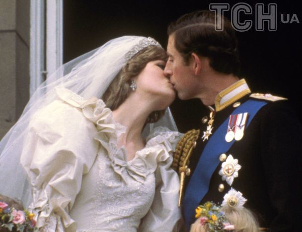 Поцілунок Чарльза і Діани на балконі Букінгемського палацу / © Associated Press