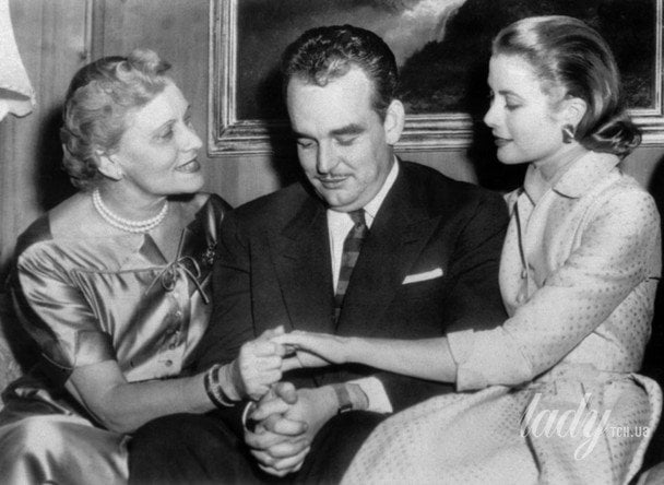 Мати Грейс Келлі і князь Реньє зі своєю майбутньою дружиною в день їхніх заручин / © Getty Images