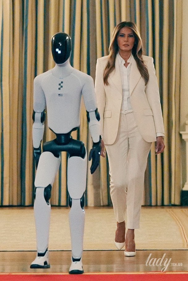 Робот-гуманоїд і Меланія Трамп / © Associated Press