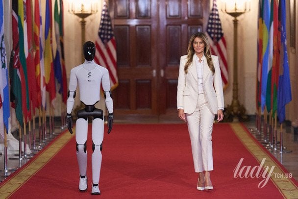Робот-гуманоїд і Меланія Трамп / © Associated Press