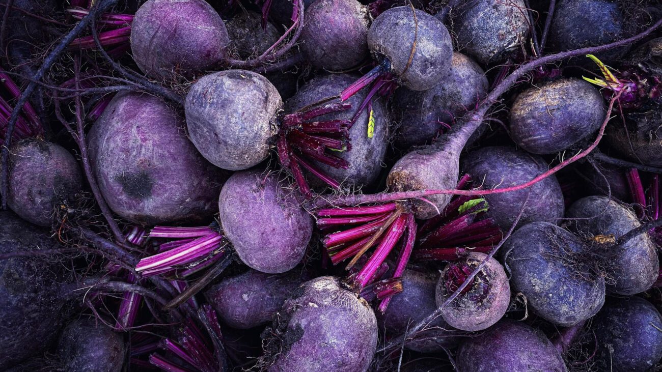 Городники розповіли, що слід зробити з буряком, щоб він виріс великим і солодким. Фото: Freepik