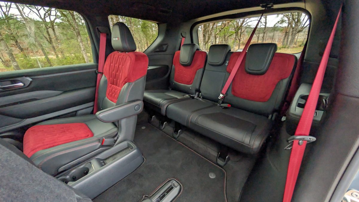 Nissan Armada NISMO: чи вартий тритонний сімейний позашляховик легендарного спортивного бейджу? - фото 3