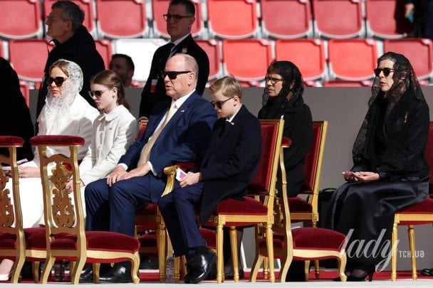 Князь та княгиня Монако з дітьми, принцеса Стефанія та принцеса Кароліна / © Getty Images