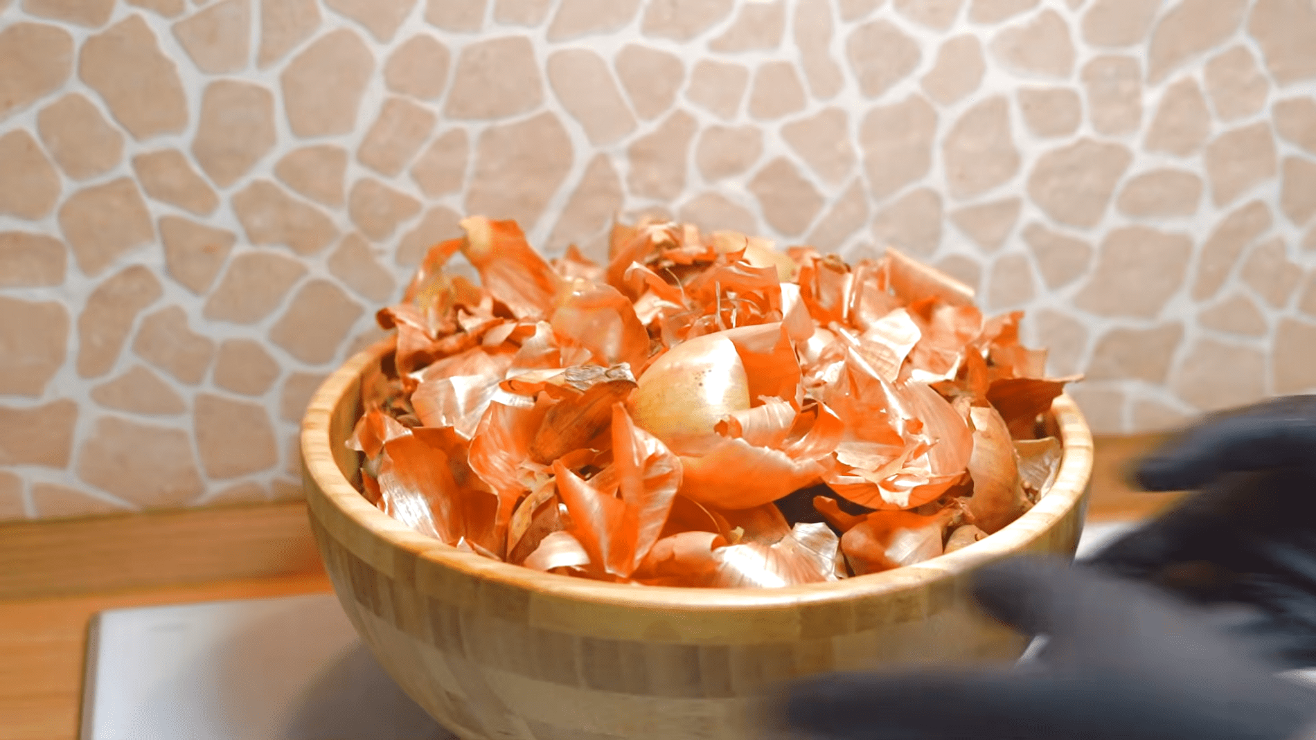 Експерти розповіли про цікавий спосіб пофарбувати яйця до Великодня. Фото: Скріншот з YouTube