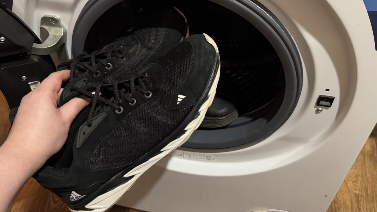Господині розповіли, чи можна прати кросівки у пральній машині. Фото: Добрі новини 