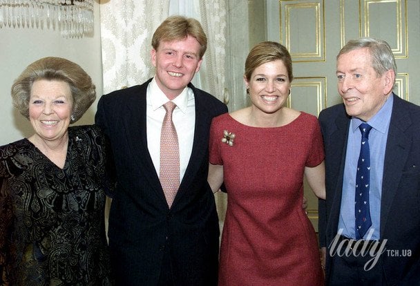 Королева Нідерландів Беатрікс (мати Віллема-Олександра) та її чоловік принц Клаус із сином та його нареченою в день оголошення про заручини / © Getty Images