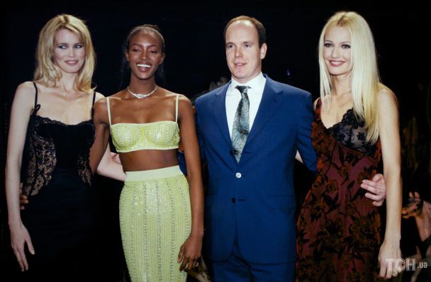 Клаудіа Шиффер, Наомі Кемпбелл та Карен Мюлдер з принцом Альбером, Монако, 20 березня 1996 року / © Getty Images