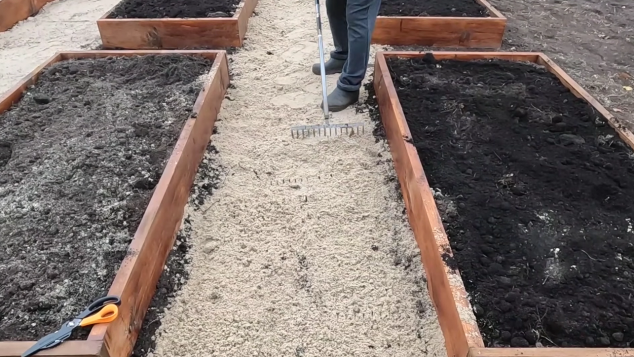 Як швидко, дешево та без бруду зробити найкращі доріжки для городу Фото: YouTube Наша дача