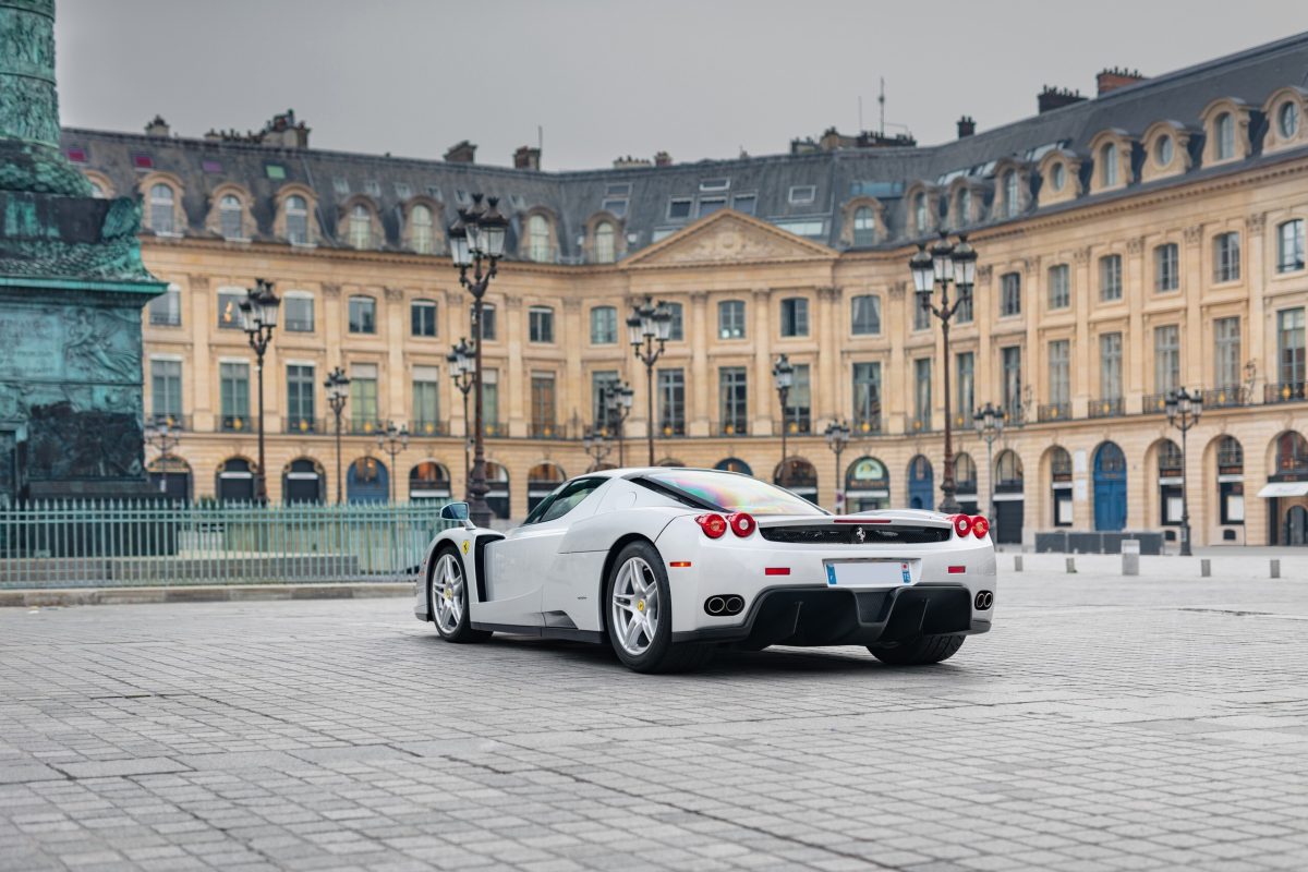 Рідкісний сріблястий Ferrari Enzo оцінили у 6 мільйонів доларів: чим унікальний цей суперкар - фото 2