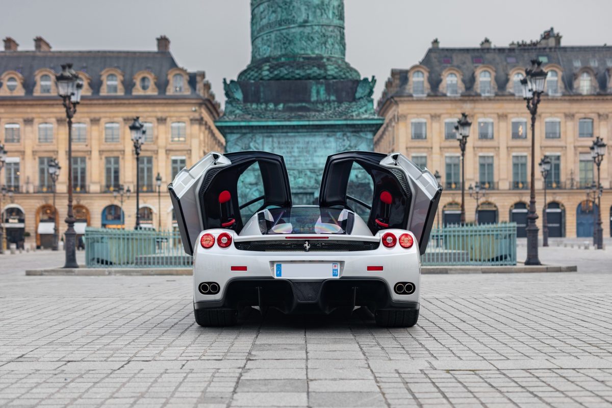 Рідкісний сріблястий Ferrari Enzo оцінили у 6 мільйонів доларів: чим унікальний цей суперкар - фото 5