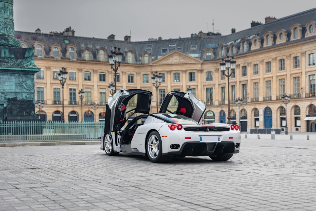 Рідкісний сріблястий Ferrari Enzo оцінили у 6 мільйонів доларів: чим унікальний цей суперкар - фото 7