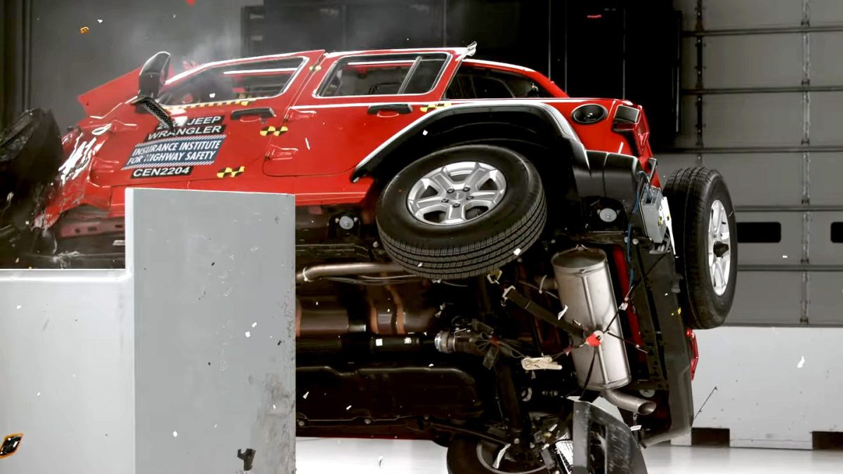 Jeep виправив небезпечний недолік Wrangler: позашляховик більше не перекидається на краш-тестах - фото 1