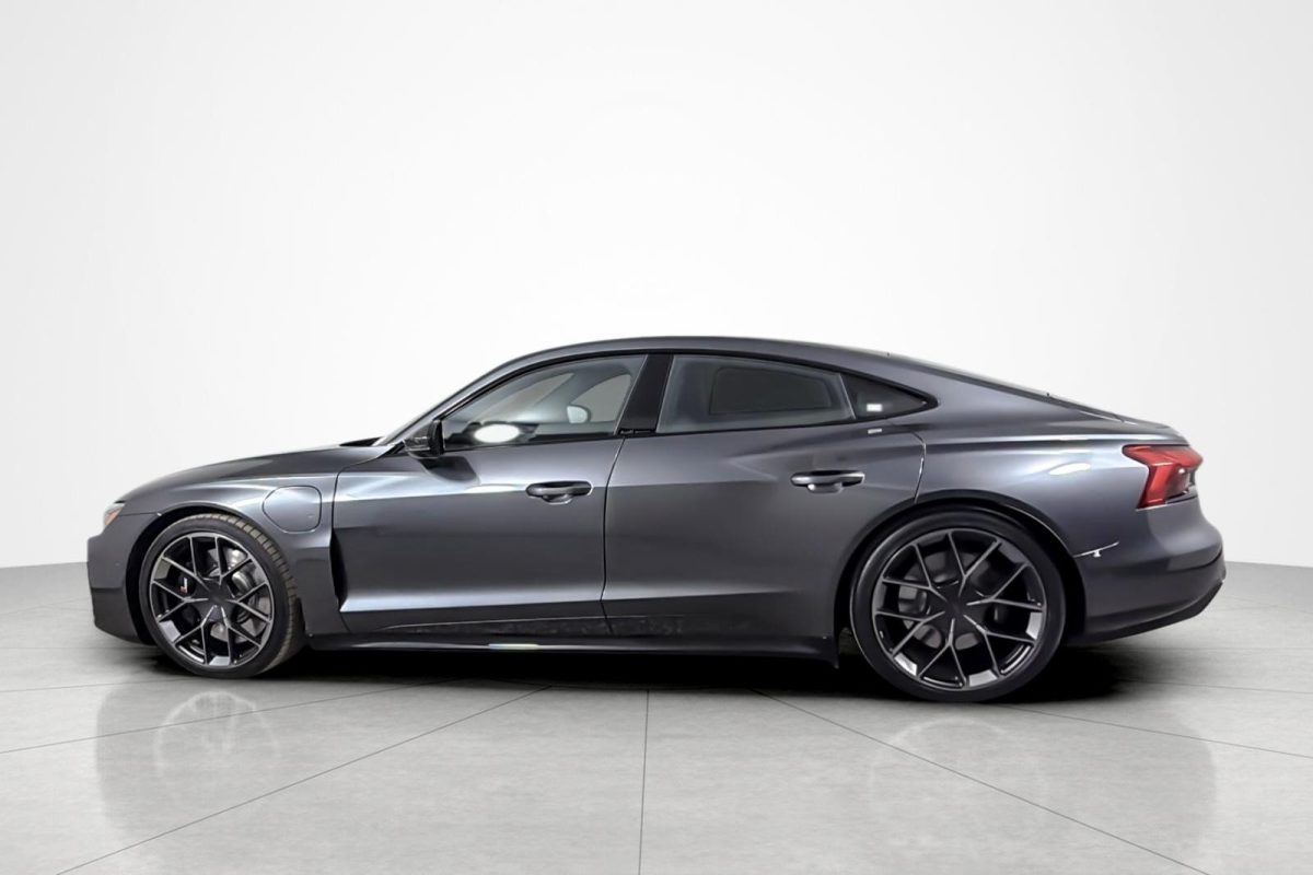 Гіперкар зі знижкою: новий 912-сильний Audi RS e-tron GT втрачає понад $50 000 одразу після випуску - фото 2