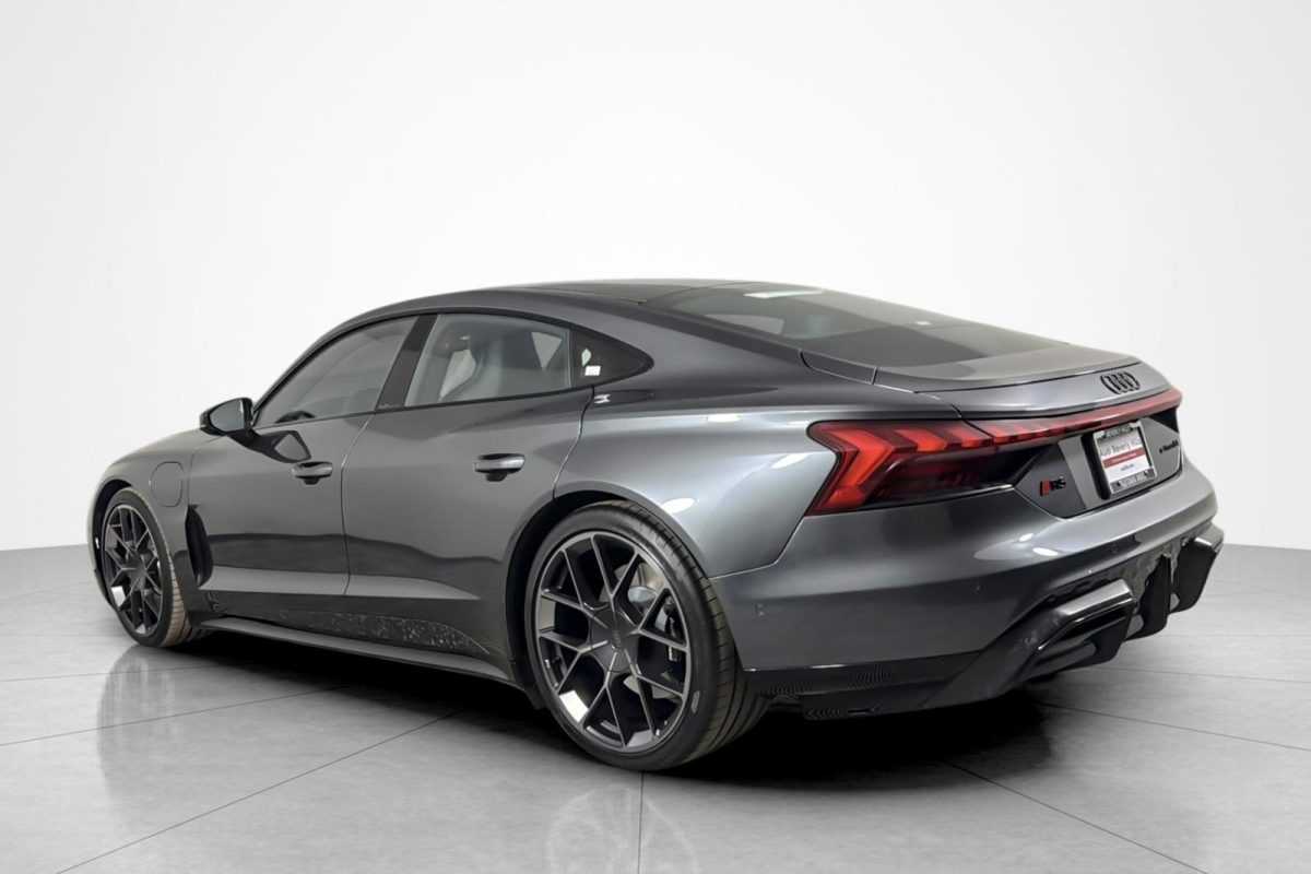 Гіперкар зі знижкою: новий 912-сильний Audi RS e-tron GT втрачає понад $50 000 одразу після випуску - фото 3