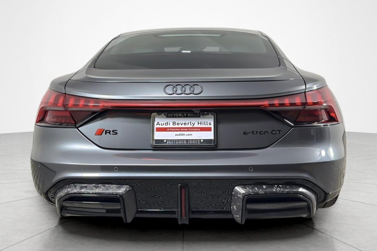 Гіперкар зі знижкою: новий 912-сильний Audi RS e-tron GT втрачає понад $50 000 одразу після випуску - фото 4