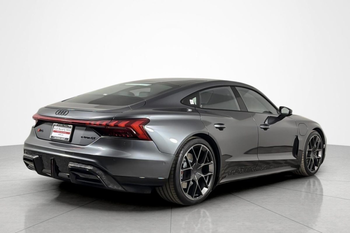 Гіперкар зі знижкою: новий 912-сильний Audi RS e-tron GT втрачає понад $50 000 одразу після випуску - фото 5