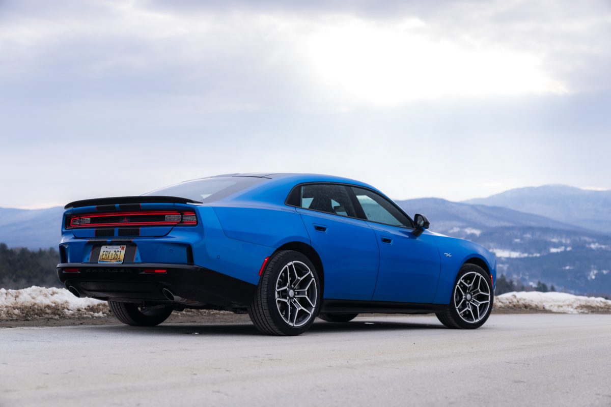 Новий Dodge Charger R/T прощається з V8, але стає значно швидшим - фото 7