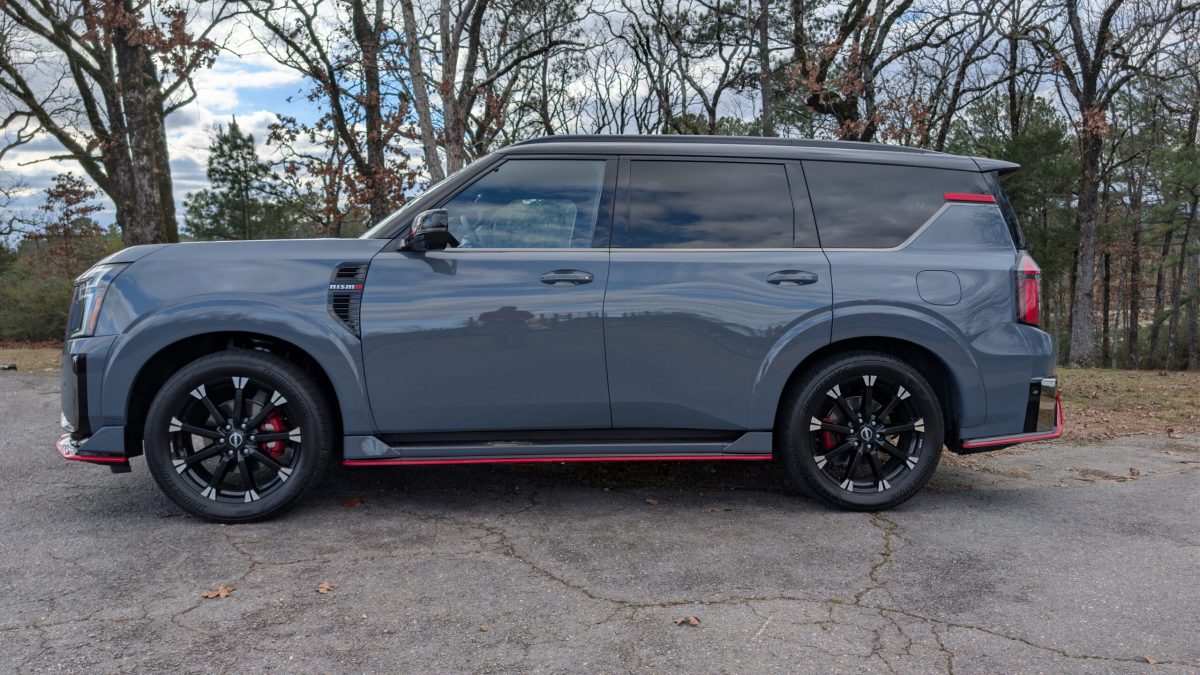 Nissan Armada NISMO: чи вартий тритонний сімейний позашляховик легендарного спортивного бейджу? - фото 8