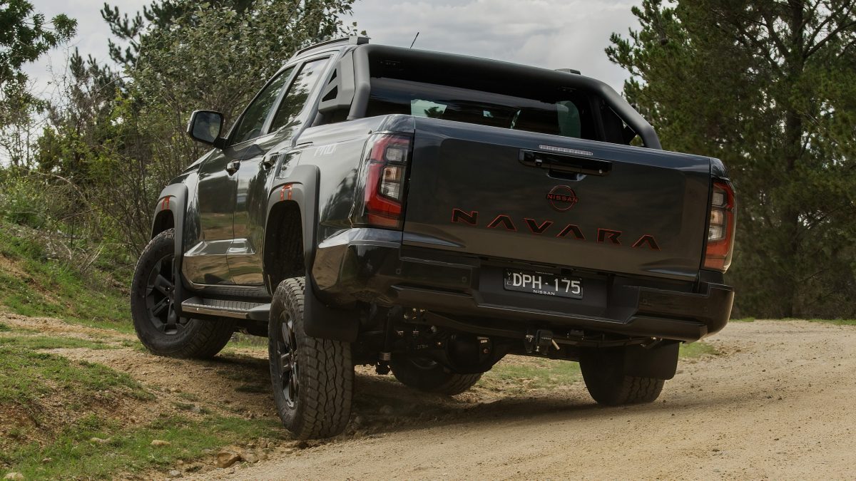 Дивна логістика: чому Nissan утилізує нові амортизатори пікапів Navara перед продажем - фото 1