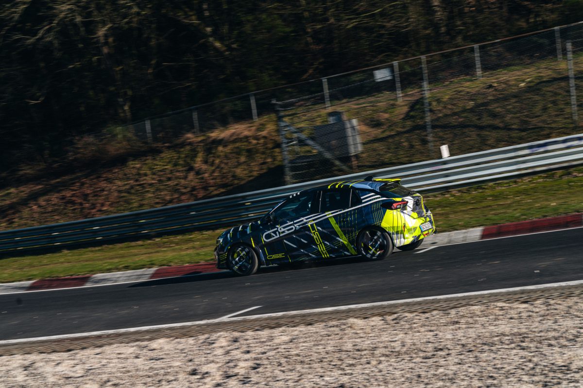 Найпотужніший в історії: Opel вивів на тести новий електричний хот-хетч Corsa GSE - фото 2