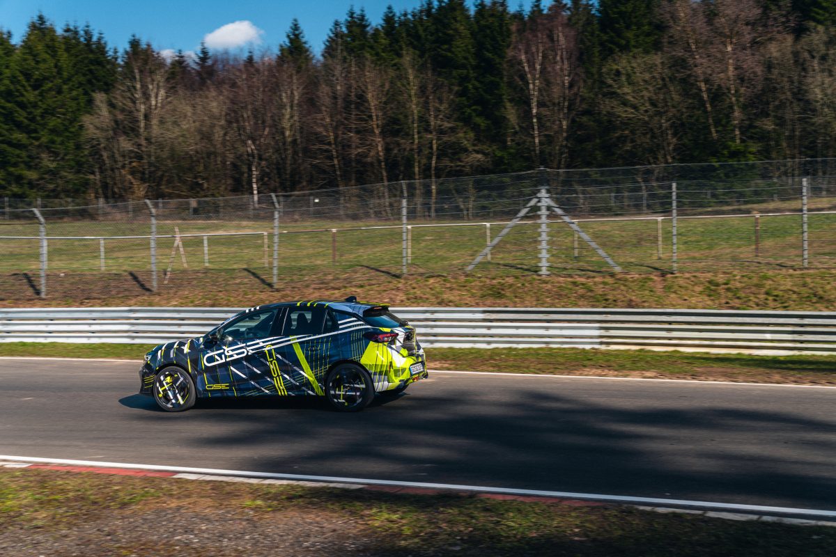 Найпотужніший в історії: Opel вивів на тести новий електричний хот-хетч Corsa GSE - фото 5