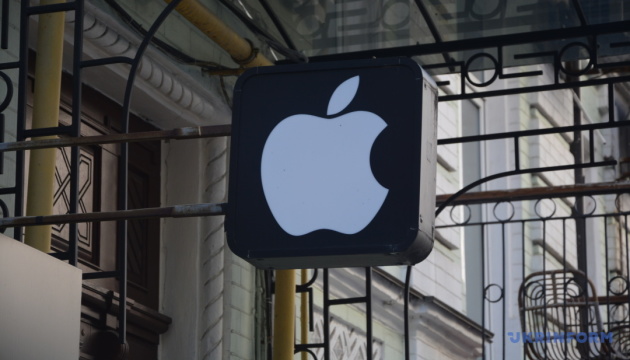 Apple завершує розробку навушників із вбудованими камерами - Bloomberg