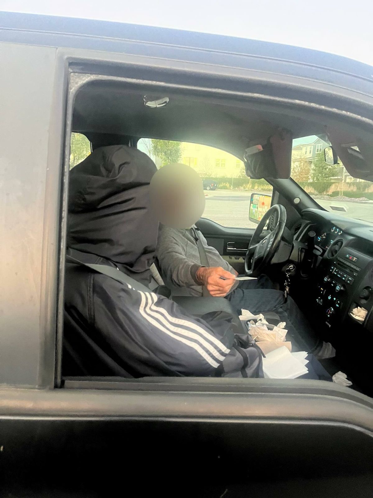 Хитрий трюк із курткою: як водій у Каліфорнії намагався обдурити поліцію на смузі Carpool - фото 2