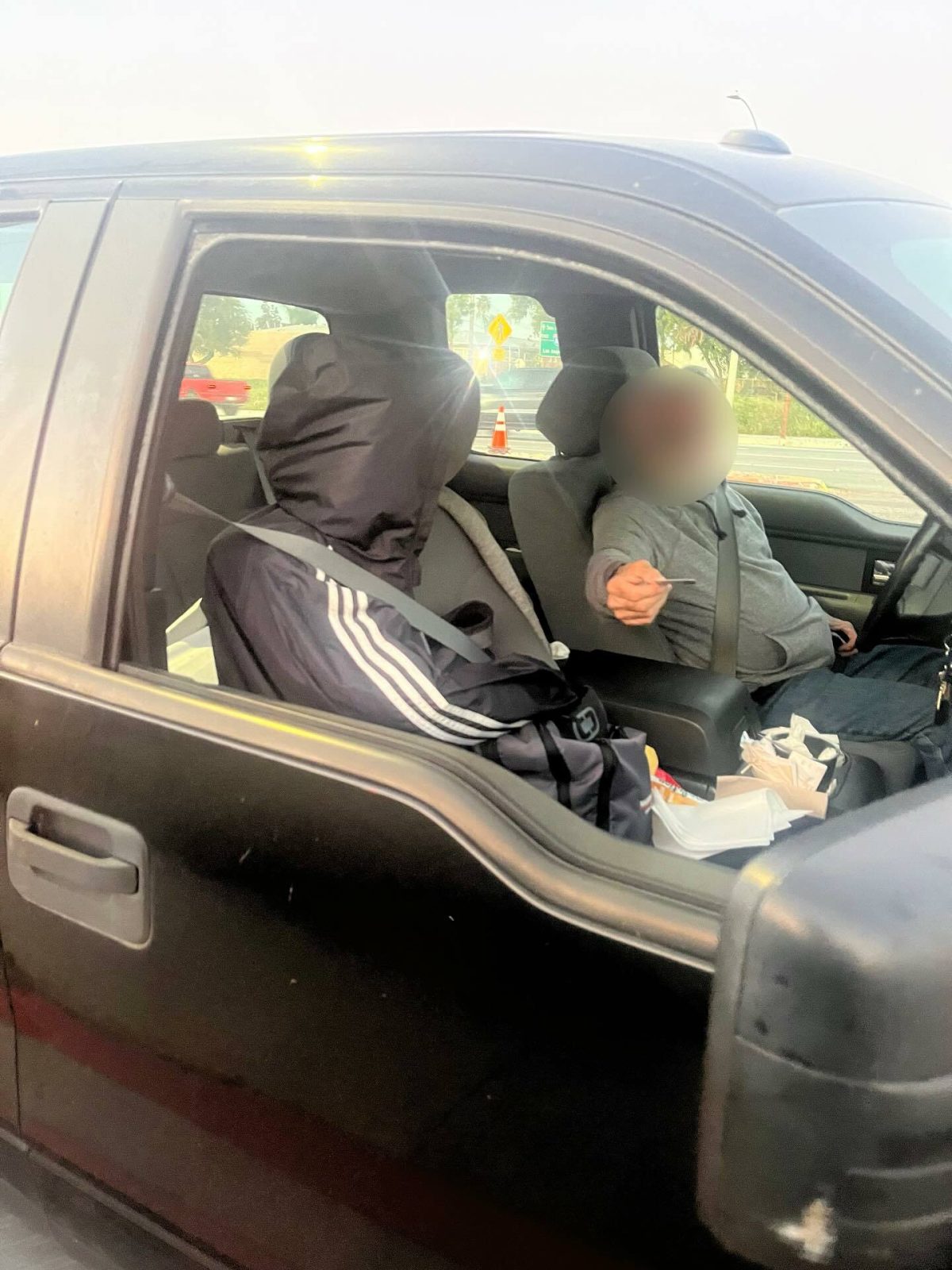 Хитрий трюк із курткою: як водій у Каліфорнії намагався обдурити поліцію на смузі Carpool - фото 3