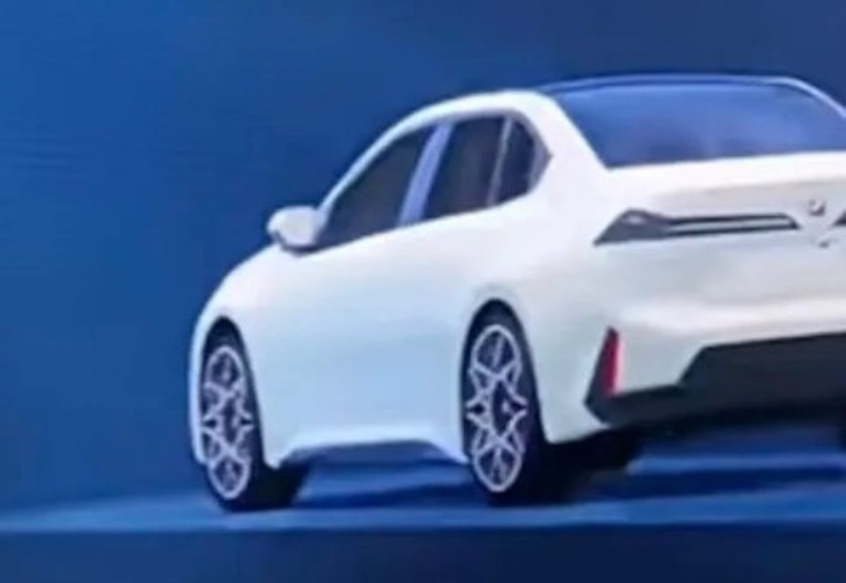 Витік фото нового BMW i3: дизайн електричної «трійки» розсекретили за два дні до прем'єри - фото 2